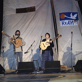 Александр Лаврентьев и Юлия Зиганшина на Гитаре-сцене Грушинского фестиваля. 2006 г.
